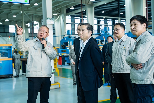 陈德荣董事长在必发通力公司调研.jpg